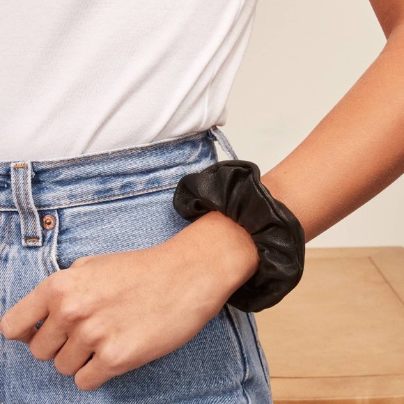 TREND ALERT Blk Faux Leather Scrunchy / Scrunchie - Picture 6 of 7